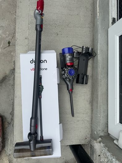 dyson v8
