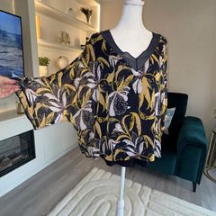 Ladies Navy & Mustard Chiffon Top from Dunnes Stores. Size UK 20-22 / EU 48-50