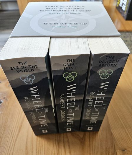 Throne of Glass Box Set & The Wheel of Time Box Set