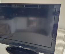 32" Toshiba HD TV + Google Chromecast Stick (Turn Any Room Into A Smart TV!)