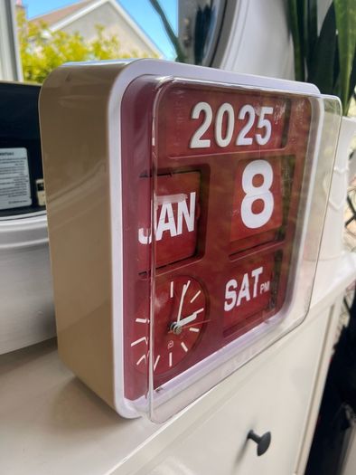 Flip calendar clock
