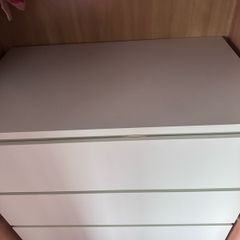 Like New - Modern White 4-Drawer Chest