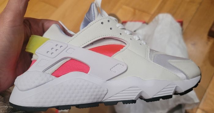 Nike Air Huarache Women's Trainers  DH4439-106 Size: 8.5 US 39.5 EU 6.5 UK