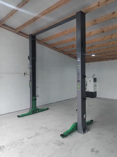 Brand new Clear Floor 2 Post 4 Ton Lift
