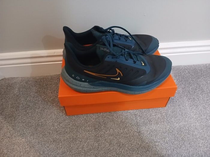 Nike Air Winflo 9 Shield Men's Runners Size 9.5