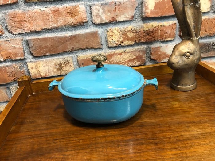 vintage cast iron pot