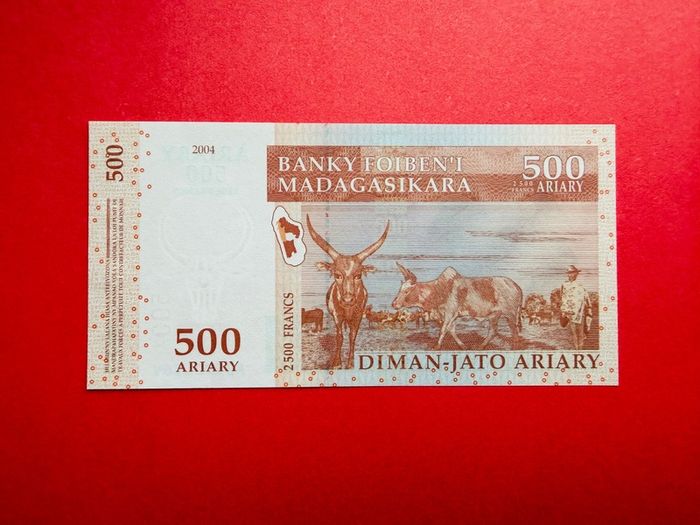 Madagascar  500 Ariary / 2,500 Francs  ( Uncirculated ) 2004. )