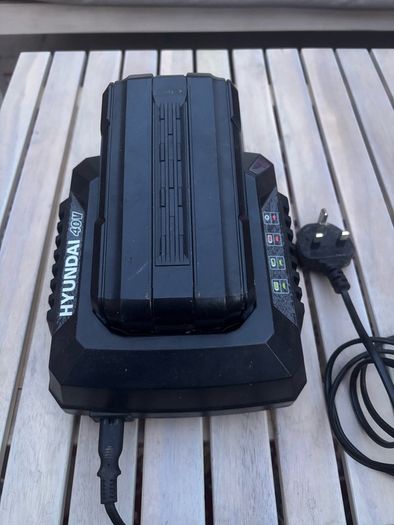 Hyundai 40 Volt battery and Charger