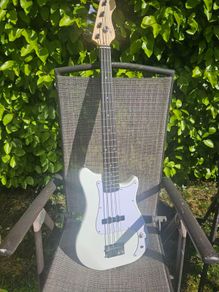 Electric base guitar