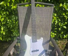 Electric base guitar