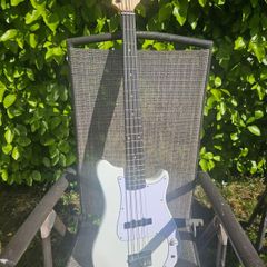 Electric base guitar