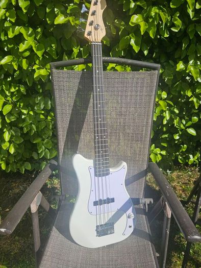 Electric base guitar