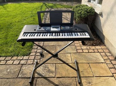 Black Yamaha Psr-e223 Keyboard