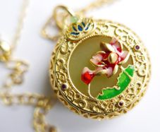 Vintage Sterling Silver 925 Gold-colored, openable pendant with flowers and a chain. length 17"