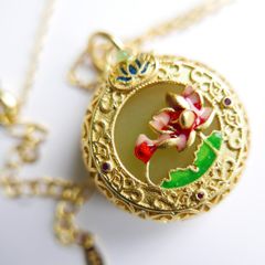 Vintage Sterling Silver 925 Gold-colored, openable pendant with flowers and a chain. length 17"