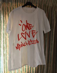 Ariana Grande Bundle - One Love Mancester Concert Large T Shirt, Badges & Compact Mirror.