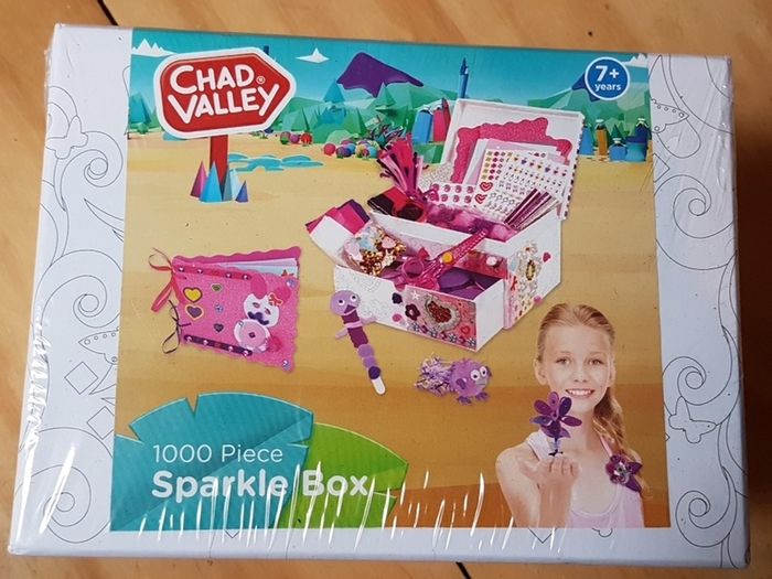 BNIB 1000 Piece Sparkle Box