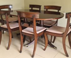 Antique Mahogany Extenable Oval Dining Table & Chairs