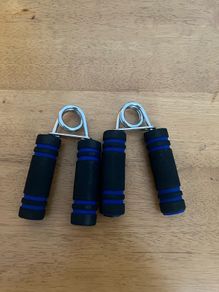 2x hand grip strengthener (light resistance)