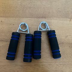 2x hand grip strengthener (light resistance)