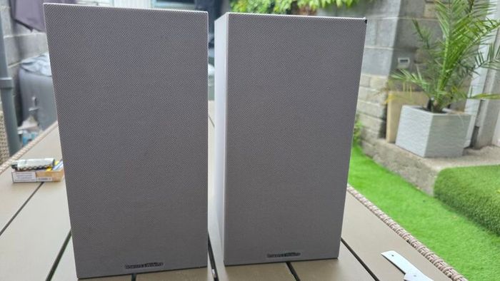 Bowers & Wilkins 686 S2 speakers
