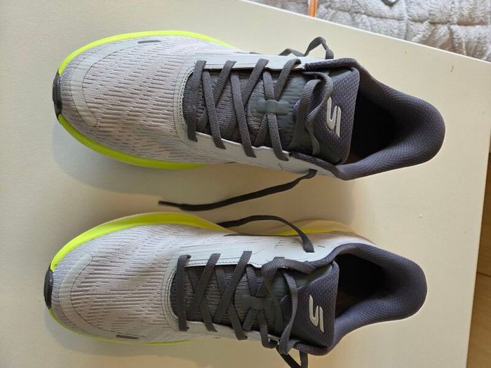 sketchers running shoes