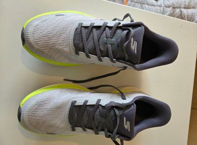 sketchers running shoes