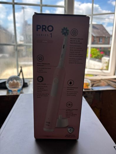 Oral-B Pro Series 1 Electric Tootbrush (Pink)
