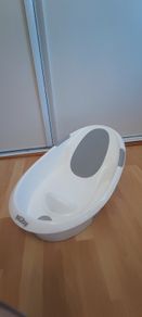 Baby bath tub with support