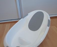 Baby bath tub with support