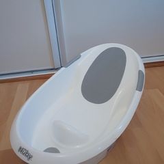 Baby bath tub with support