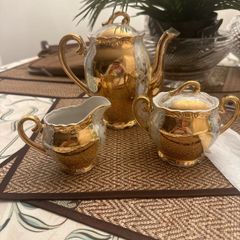 Coffee pot set with cups and saucers