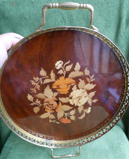 Vintage Beautiful Italian round Sorrento serving tray with burl wood inlay in a brass frame for serving trolleys/tea carts.