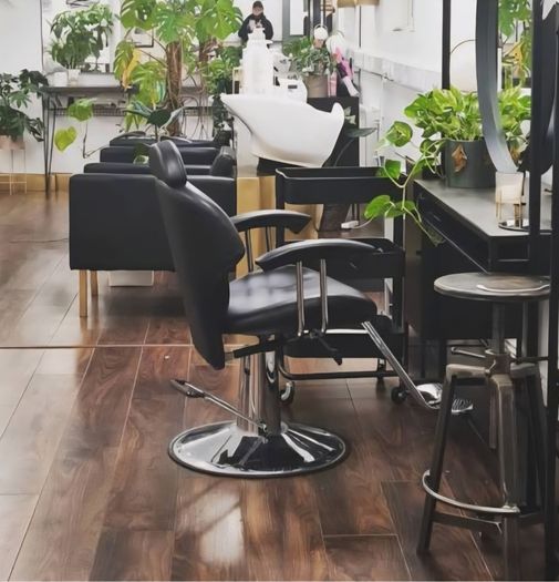 Hairdressing chair to rent /nails/ brows