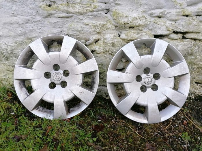 Toyota avensis hubcap trim that fits to your rims
