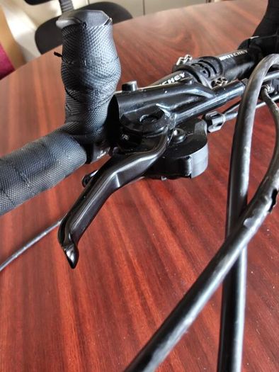 Flat bar with Shimano hydraulic brakes and shifters