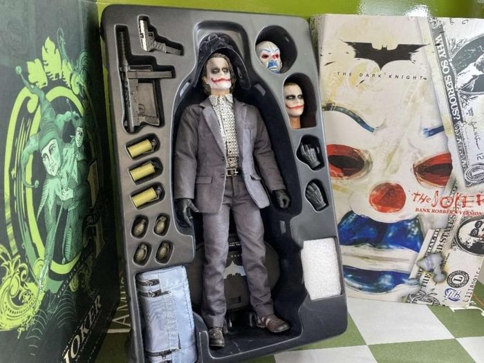 hot toys bank robber joker dark knight