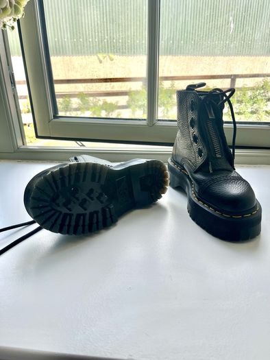 Doc Martins Sinclair Platform in Black