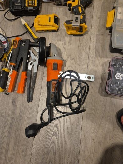 Dewalt 18v brushless with few other bits