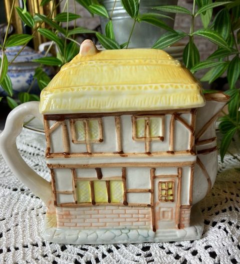 Vintage collectable tea pot