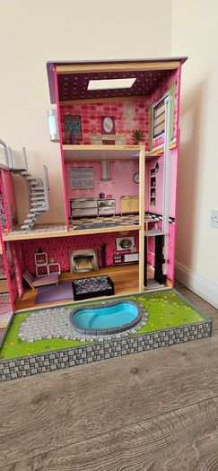 Wooden Dolls House: 3-storey, 4-foot KidKraft Uptown Model