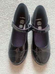 Clark's girls patent leather shoe