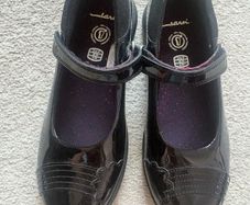 Clark's girls patent leather shoe
