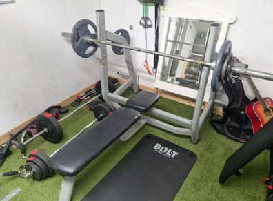 Olympic bench press with Olympic barbell no plates