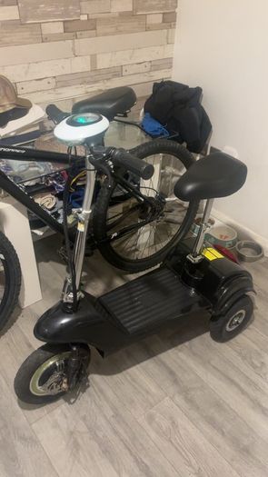 Electric mobility scooter