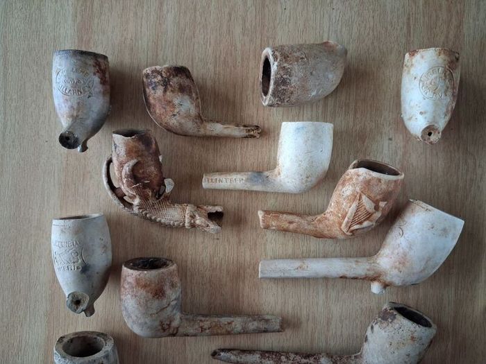 Lot of vintage clay pipe bowls