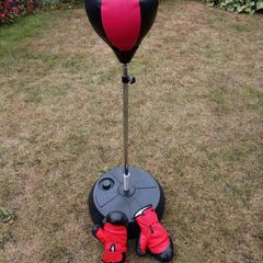 Freestanding boxing bag and boxing gloves