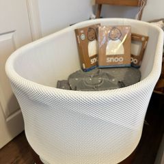 Snoo Smart Bassinet + brand new sacks, sheet and mattress