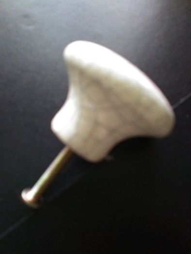 Cabinet door knobs x 3