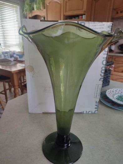 1920 Vintage Stuart GREEN Crystal Trumpet Vase STAMPED ON BEASE,